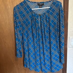 Liz Claiborne Women's Top in Blue and White Checkered Pattern